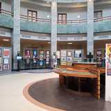 Nella sala circolare dell�edificio degli anni 30 erano state esposte alcune delle opere presenti nell�ultima pubblicazione dell�associazione: �Inde Si Yes�
